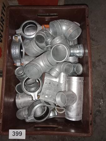 1 Box befüllt mit Kniestücken,Anschlußstücken 1 Box befüllt mit Kniestücken,Anschlußstücken