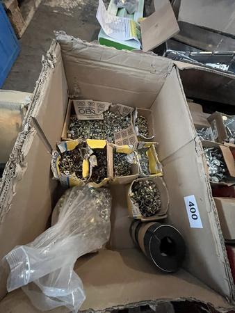 1 Box befüllt mit Rohrschellen 1 Box befüllt mit Rohrschellen