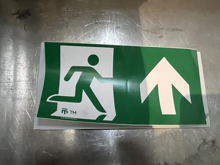 17 Stk. Fluchtraumschulder in Kunststoff 17 Stk. Fluchtraumschulder in Kunststoff