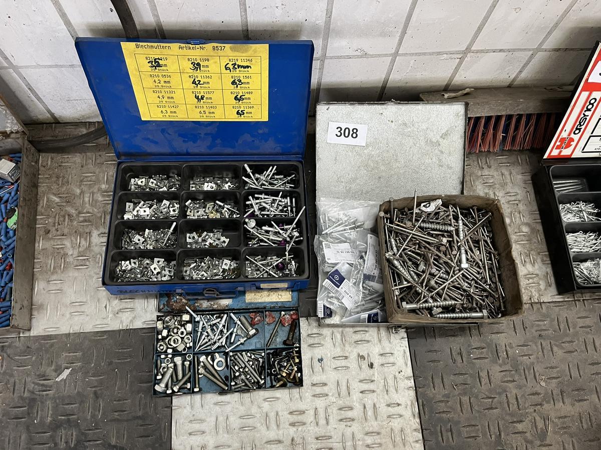 3 Kassetten mit Schrauben / Befestigungsmaterial?d=2025-12-18 15:00:04