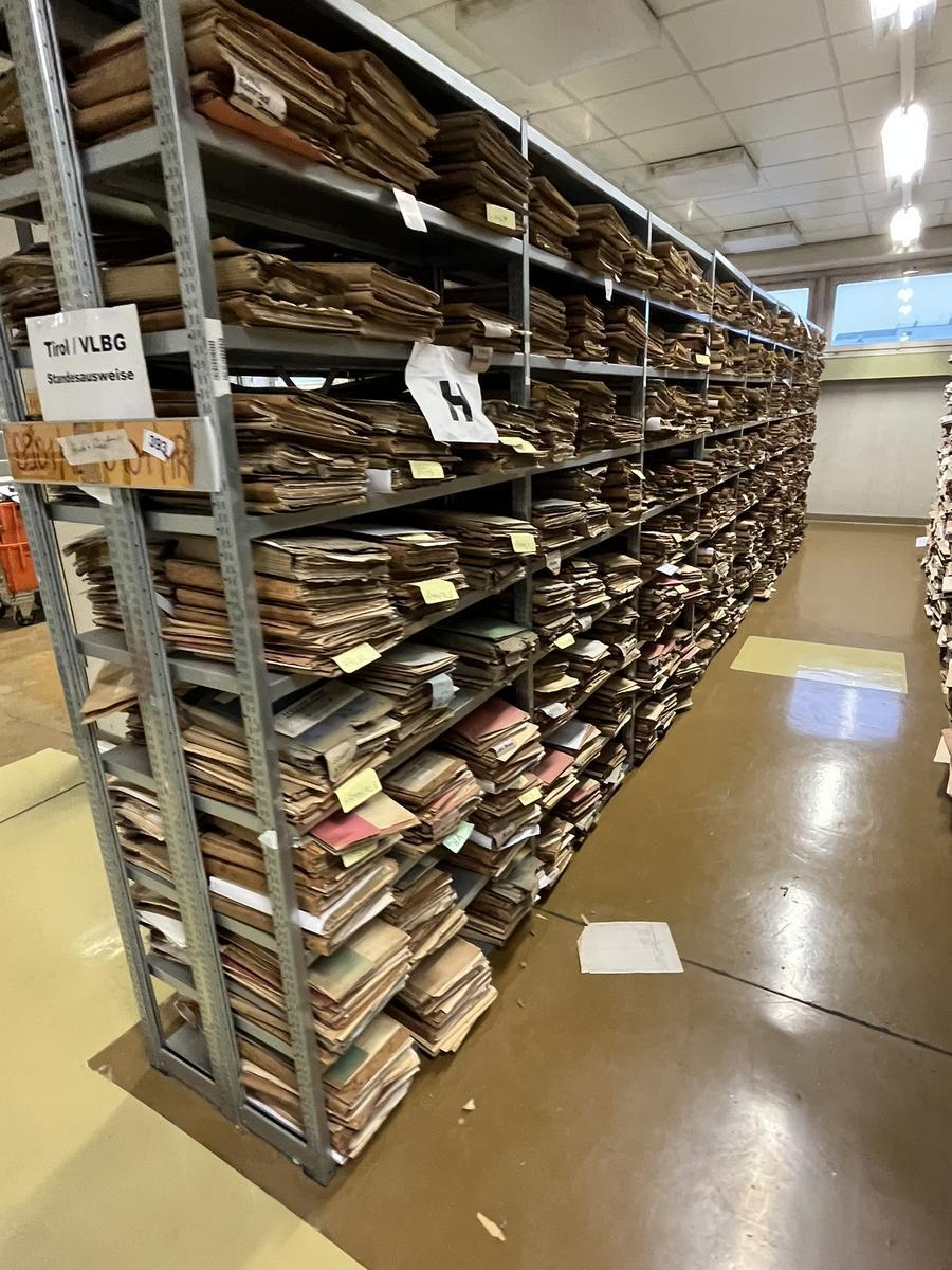 ca. 7.8 Laufmeter Steckregalanlage mit Fachb&ouml;den, 60cm tief, 224cm hoch?d=2025-12-17 18:29:40