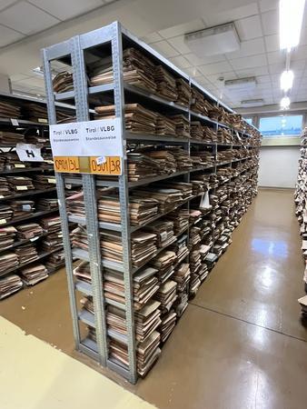 ca. 7.8 Laufmeter Steckregalanlage mit Fachböden, 60cm tief, 224cm hoch ca. 7.8 Laufmeter Steckregalanlage mit Fachböden, 60cm tief, 224cm hoch