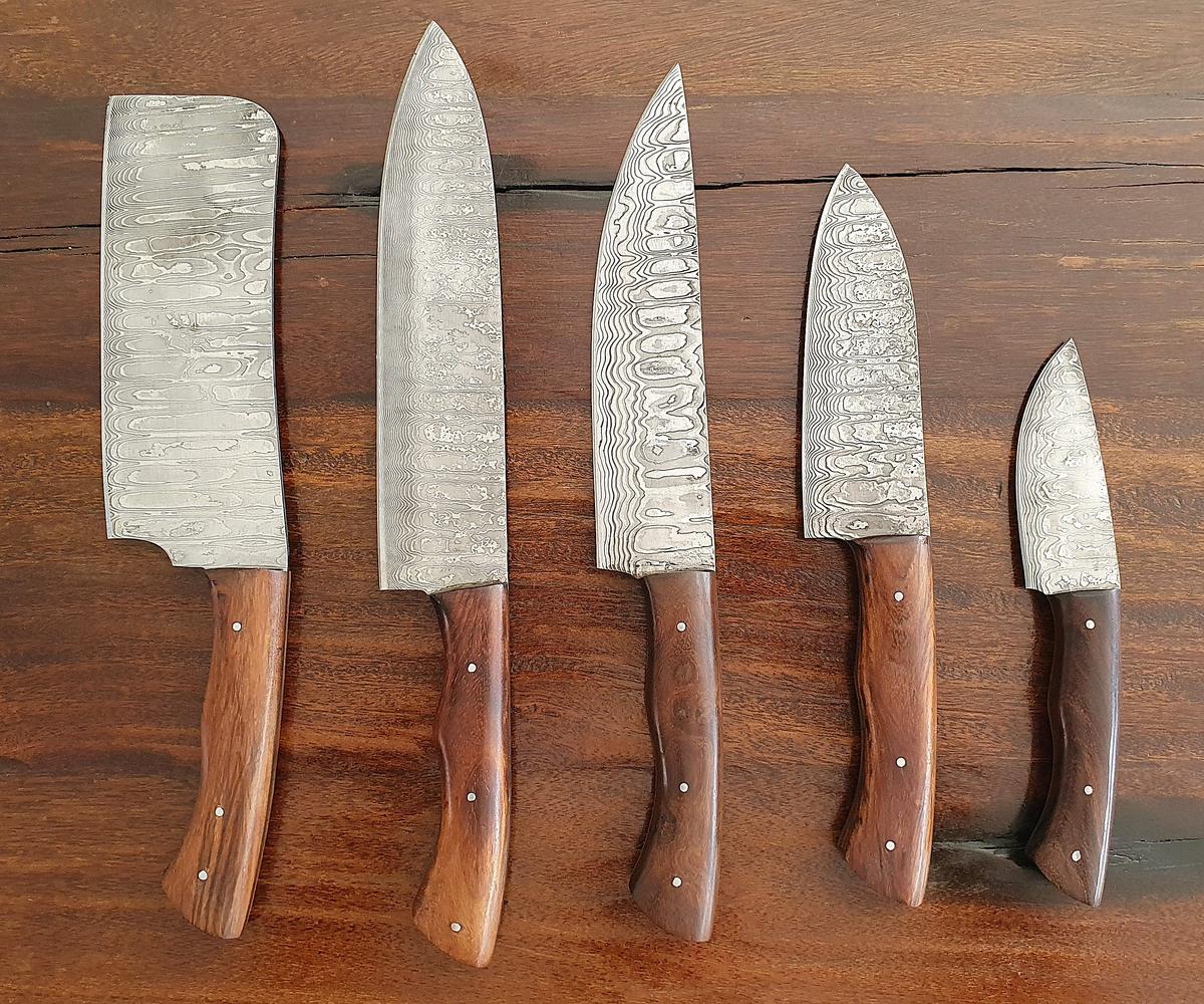 Kochset mit 5 Damast-Messer und schwarzer Lederrolle, Klinge Damaszener Stahl, rund 150 Lagen, charakteristische, rustikale Schmiedeoberfl&auml;che, Griff Holz braun, Gesamtl&auml;ngen 330 | 300 | 290 | 250 | 190 mm, Klingenl&auml;ngen 200 | 180 | 160 | 130 | 90 mm, Kli