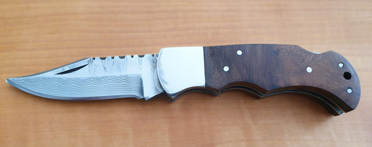 Damast-Taschenmesser / Damast-Klappmesser, Holzgriff, Klinge Damaszener Stahl, kleiner Mangel: leichtes Spiel bei der Fixierung in ausgeklapptem Zustand, rund 100 Lagen, charakteristische, rustikale Schmiedeoberfl&auml;che, Gesamtl&auml;nge (ausgeklappt) 170 mm, Ge?d=2025-12-23 13:53:06