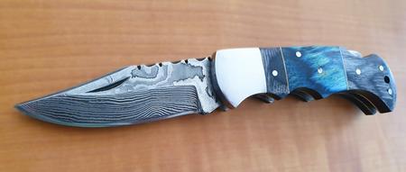 Damast-Taschenmesser / Damast-Klappmesser Micarta-Griff, Klinge Damaszener Stahl, kleiner Mangel: leichtes Spiel bei der Fixierung in ausgeklapptem Zustand, rund 100 Lagen, charakteristische, rustikale Schmiedeoberfl�che, Griff Micarta, Farbe blau/schwarz