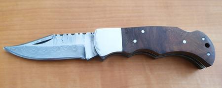 Damast-Taschenmesser / Damast-Klappmesser, Holzgriff, Klinge Damaszener Stahl, kleiner Mangel: leichtes Spiel bei der Fixierung in ausgeklapptem Zustand, rund 100 Lagen, charakteristische, rustikale Schmiedeoberfl�che, Gesamtl�nge (ausgeklappt) 170 mm, Ge