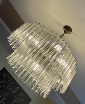 Kronleuchter, bestehend aus Hartplastik-Elementen