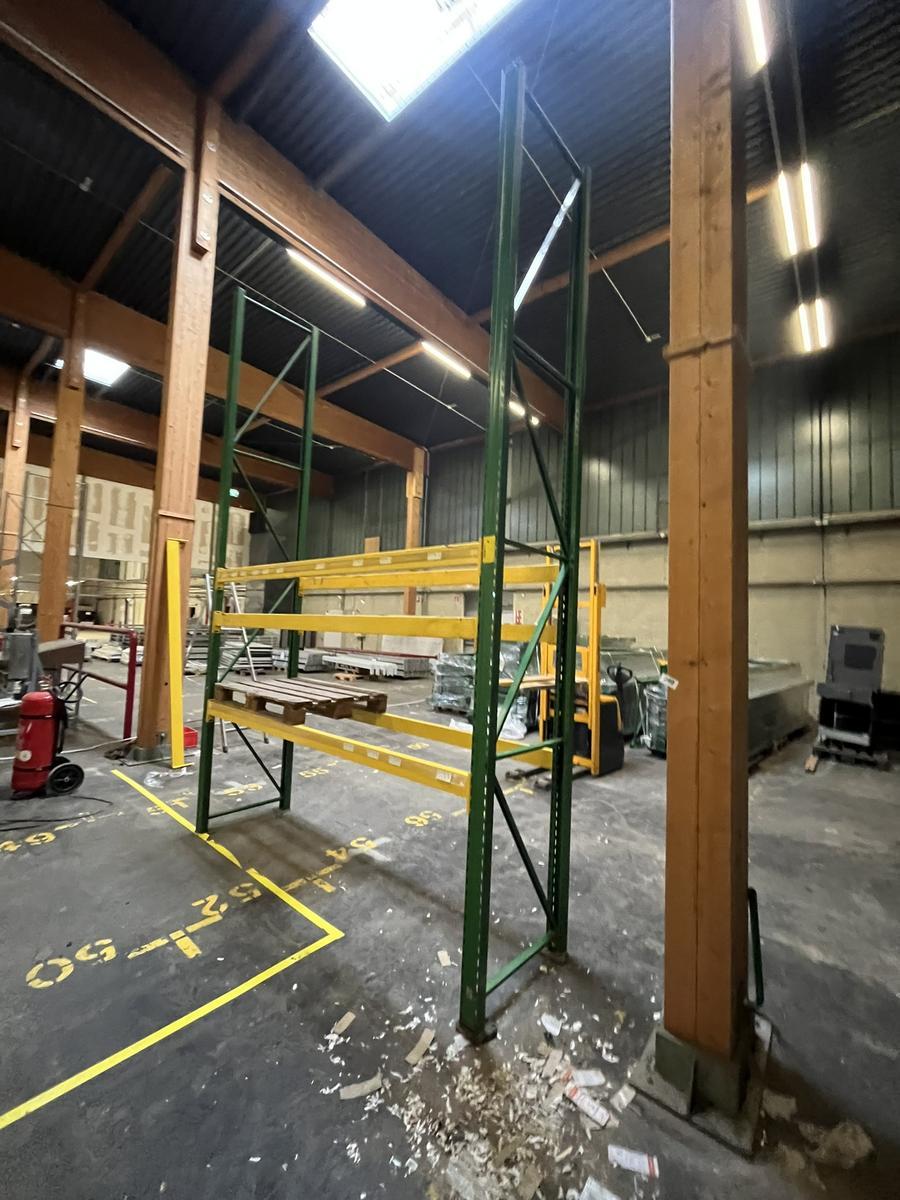 27 Laufmeter Schwerlastregale, ca. 4500x800mm, ca. 80 Palettenpl&auml;tze, Nutzlast 1000kg pro Palette, 60 Balken 270cm, 11 Stk. Steher 450cm