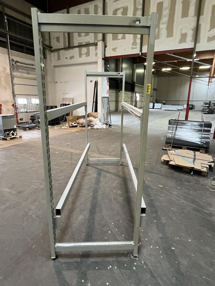 ca. 18 Laufmeter Regalanlage, 10 Stk. Regalsteher, ca. 2600x950x2200mm, Auflagebreite ca. 900mm, 36 Stk. Balken