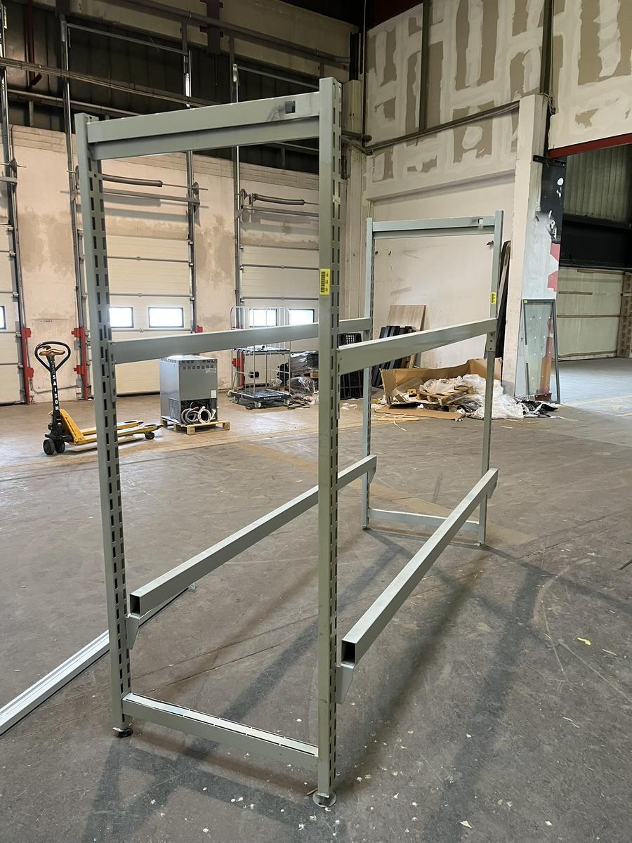 ca. 18 Laufmeter Regalanlage, 10 Stk. Regalsteher, ca. 2600x950x2200mm, Auflagebreite ca. 900mm, 36 Stk. Balken?d=2026-01-13 17:27:54