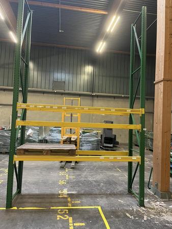 27 Laufmeter Schwerlastregale, ca. 4500x800mm, ca. 80 Palettenpl�tze, Nutzlast 1000kg pro Palette, 60 Balken 270cm, 11 Stk. Steher 450cm