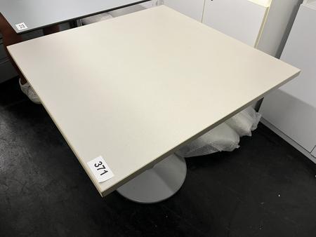 Besprechungstisch, ca. 80x80x72cm Besprechungstisch, ca. 80x80x72cm