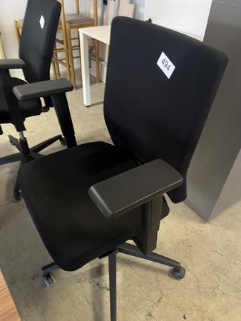 B�rodrehstuhl mit Armlehne verstellbar schwarz