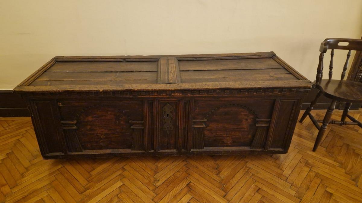 Barocktruhe, mit Originalbeschl&auml;gen, ohne Schloss, 177cm lang, 60cm hoch, 66cm tief?d=2026-01-20 23:26:44