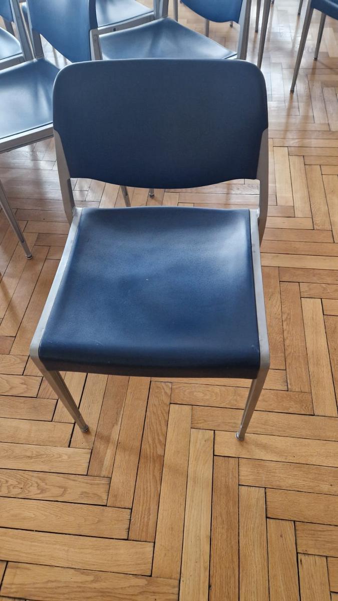 16 Stk. blaue Sessel, Metall und Hartplastik, stapelbar, ca. 45cm breit und 45cm tief?d=2026-01-20 23:27:16
