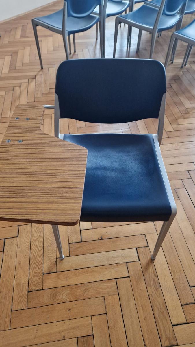 31 Stk. blaue Sessel mit Lesepult, Metall und Hartplastik, stapelbar, ca. 45cm breit und 45cm tief