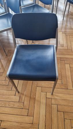 16 Stk. blaue Sessel, Metall und Hartplastik, stapelbar, ca. 45cm breit und 45cm tief