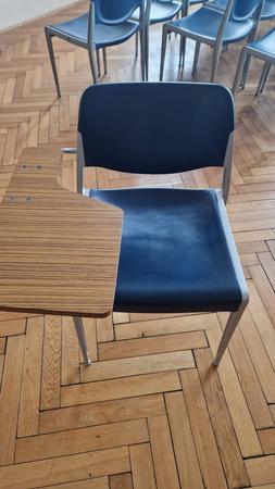 31 Stk. blaue Sessel mit Lesepult, Metall und Hartplastik, stapelbar, ca. 45cm breit und 45cm tief