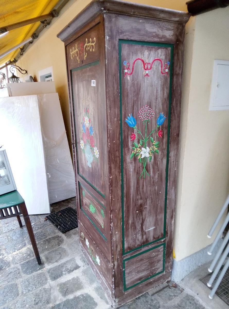 Handbemalter Holz-Schrank im traditionellen b&auml;uerlichen Stil, H 212cm, B 77cm, T 57cm?d=2026-01-28 15:49:14