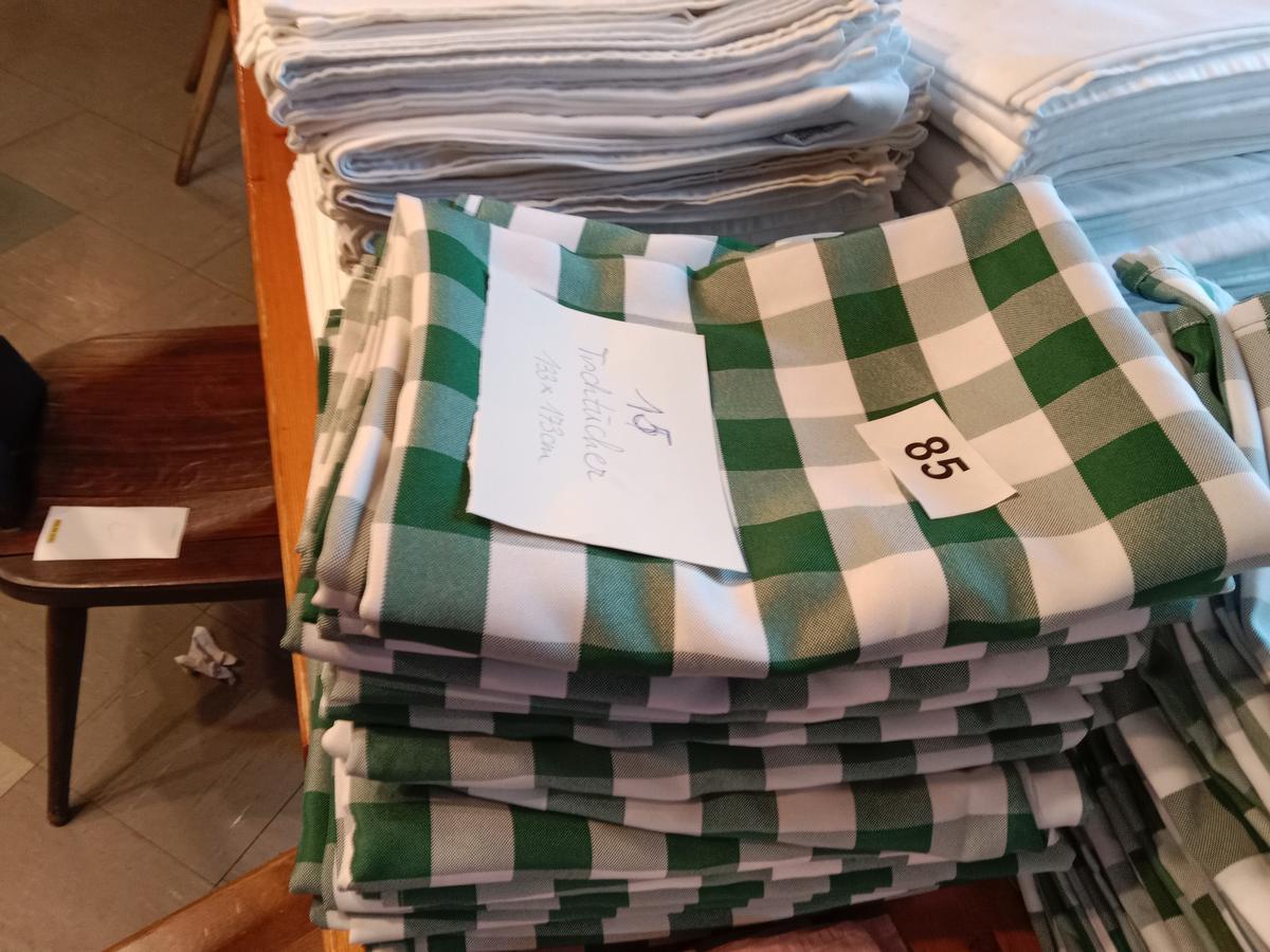 15 St&uuml;ck Tischt&uuml;cher gr&uuml;n-weiss Typ Landhaus?d=2026-01-28 15:48:30