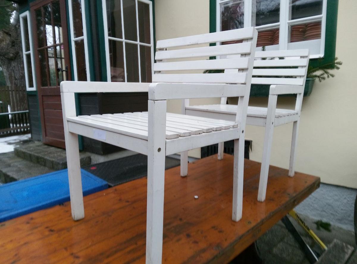 2 Stk St&uuml;hle, wei&szlig; lackiert, Holz f. Au&szlig;enbereich