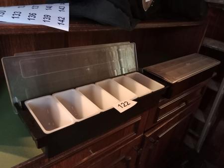 2 Stück Kunststoffboxen mit 6 teiliger Unterteilung und Deckel 2 Stück Kunststoffboxen mit 6 teiliger Unterteilung und Deckel