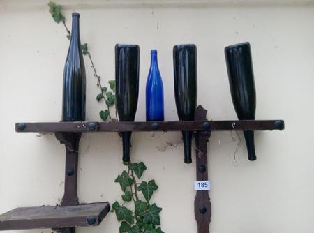 Wandregal Holz mit Magnum-Rieslingflaschen auch für den Außenbereich, inkl. Flaschen, B-116cm, H-43cm Wandregal Holz mit Magnum-Rieslingflaschen auch für den Außenbereich, inkl. Flaschen, B-116cm, H-43cm