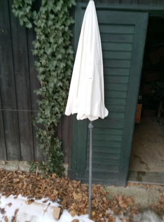 7 Stk. Sonnenschirme, weiß, DM 230cm mit Schirmständer 7 Stk. Sonnenschirme, weiß, DM 230cm mit Schirmständer
