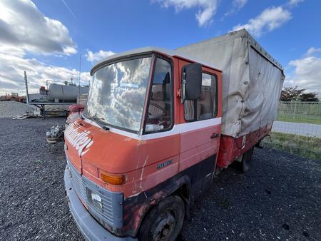 Mercedes 508 D mit Pritschenaufbau Almdudler Plane, BJ 06/1984, 63 kW, Diesel, rot Mercedes 508 D mit Pritschenaufbau Almdudler Plane, BJ 06/1984, 63 kW, Diesel, rot