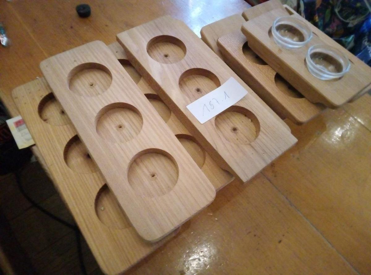 10 Stk. 2er und 3er Pr&auml;sentations-Holzplatten, (ohne Glas) mit Ausnehmungen f&uuml;r zB kleine Sch&uuml;sseln?d=2026-02-06 00:31:01