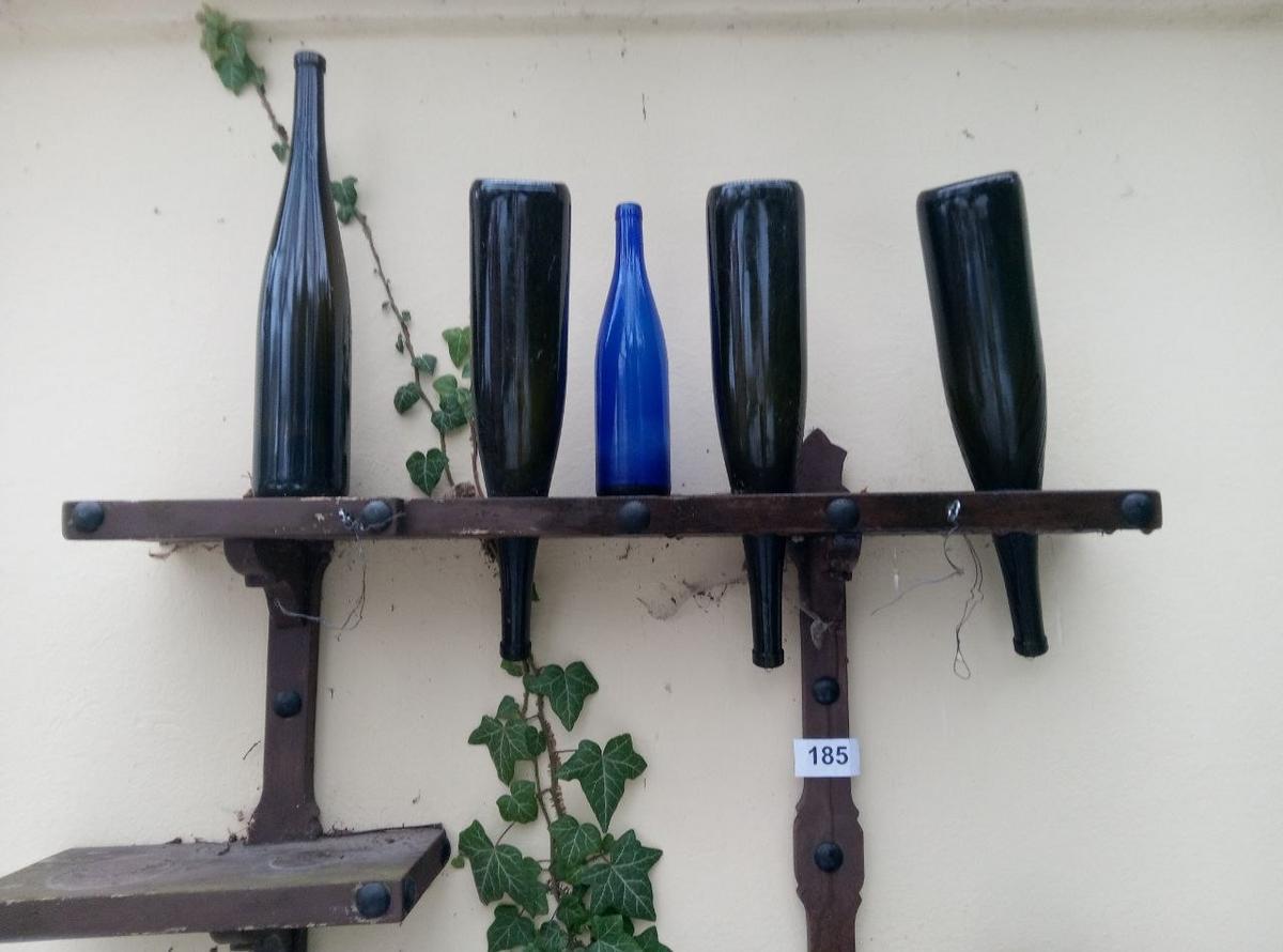 Wandregal Holz mit Magnum-Rieslingflaschen auch f&uuml;r den Au&szlig;enbereich, inkl. Flaschen, B-116cm, H-43cm?d=2026-02-06 00:30:55