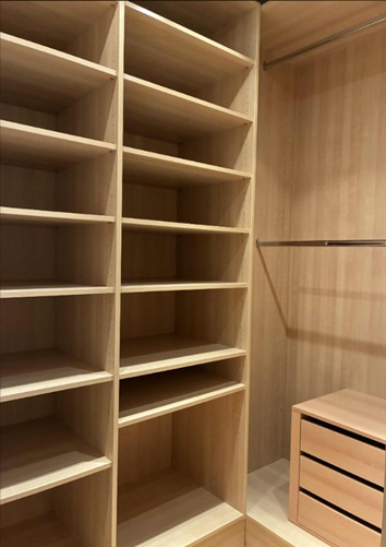 Einbauschrank, linker Teil 140cm breit, 58cm tief, 255cm hoch, rechter Teil 175cm breit, 58cm tief, 255cm hoch