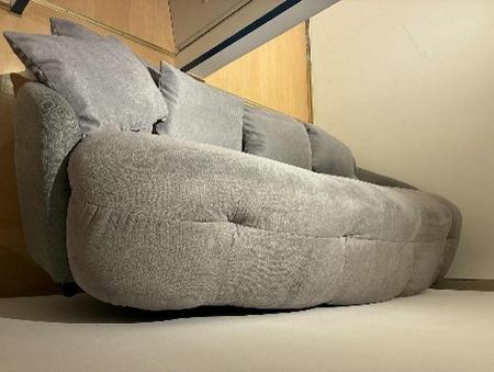 Sofa, grau, abgerundet, ca. 2 Meter Liegefl�che, 120cm breit, inkl. 3 gro�en und 4 kleinen Kissen