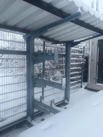 Kragarmregalanlage bestehend aus 5 Stück Stehern H: 2.10 m Ausladung: 1.40 m Kragarmregalanlage bestehend aus 5 Stück Stehern H: 2.10 m Ausladung: 1.40 m