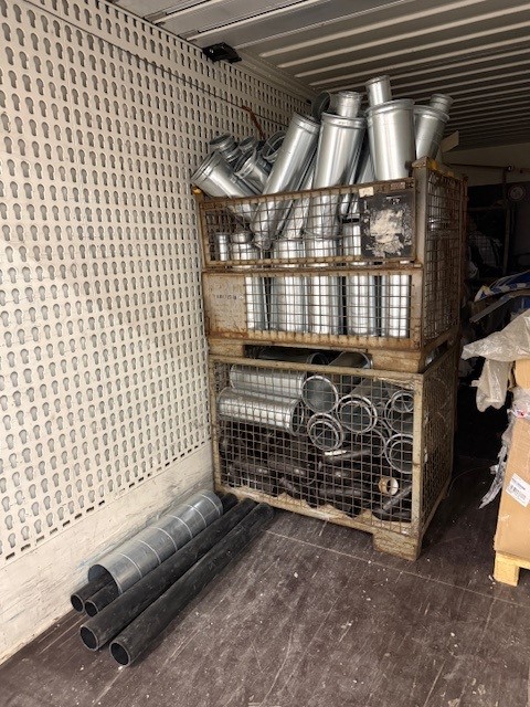 Containerinhalt an Installationsmaterial laut Fotounterlagen, komplette Inhalt in Bausch und Bogen, OHNE Container?d=2026-02-25 16:44:54