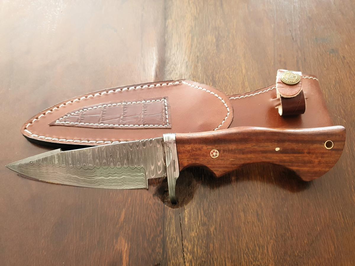 Damast Jagdmesser, Karbonstahl, rund 150 Lagen, charakteristische, rustikale Schmiedeoberfl&auml;che, Griff aus Holz, Gesamtl&auml;nge 260 mm, Klingenl&auml;nge 120 mm, Klingenst&auml;rke 4mm, Leder Messerscheide 165 mm L&auml;nge?d=2026-02-26 17:21:25