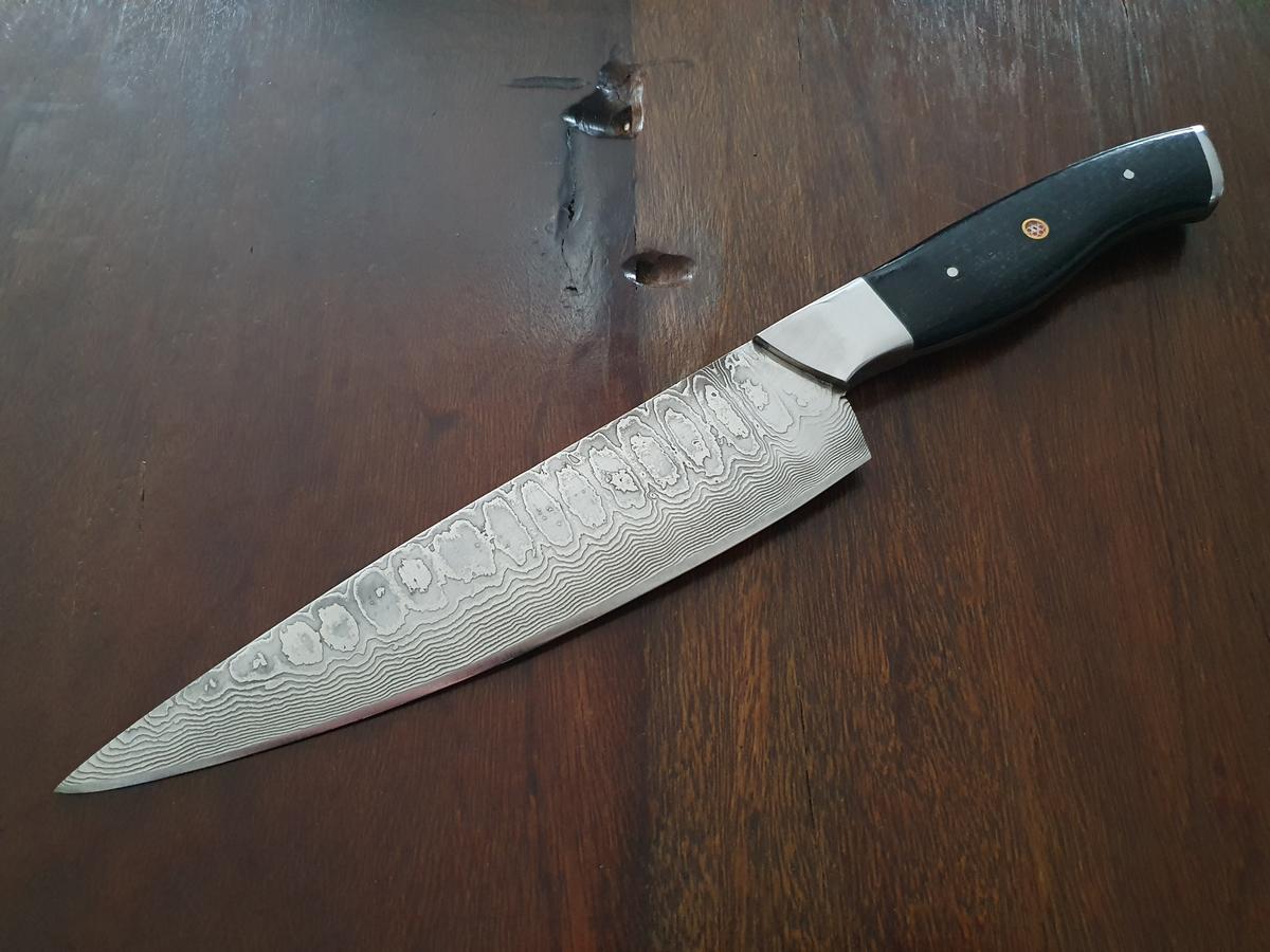 Damast-Kochmesser, Micarta-Griff schwarz, Klinge Damaszener Stahl, rund 150 Lagen, charakteristische, rustikale Schmiedeoberfl&auml;che, Gesamtl&auml;nge 310 mm, Klingenl&auml;nge 185 mm, Klingenst&auml;rke 3mm?d=2026-02-26 17:21:22