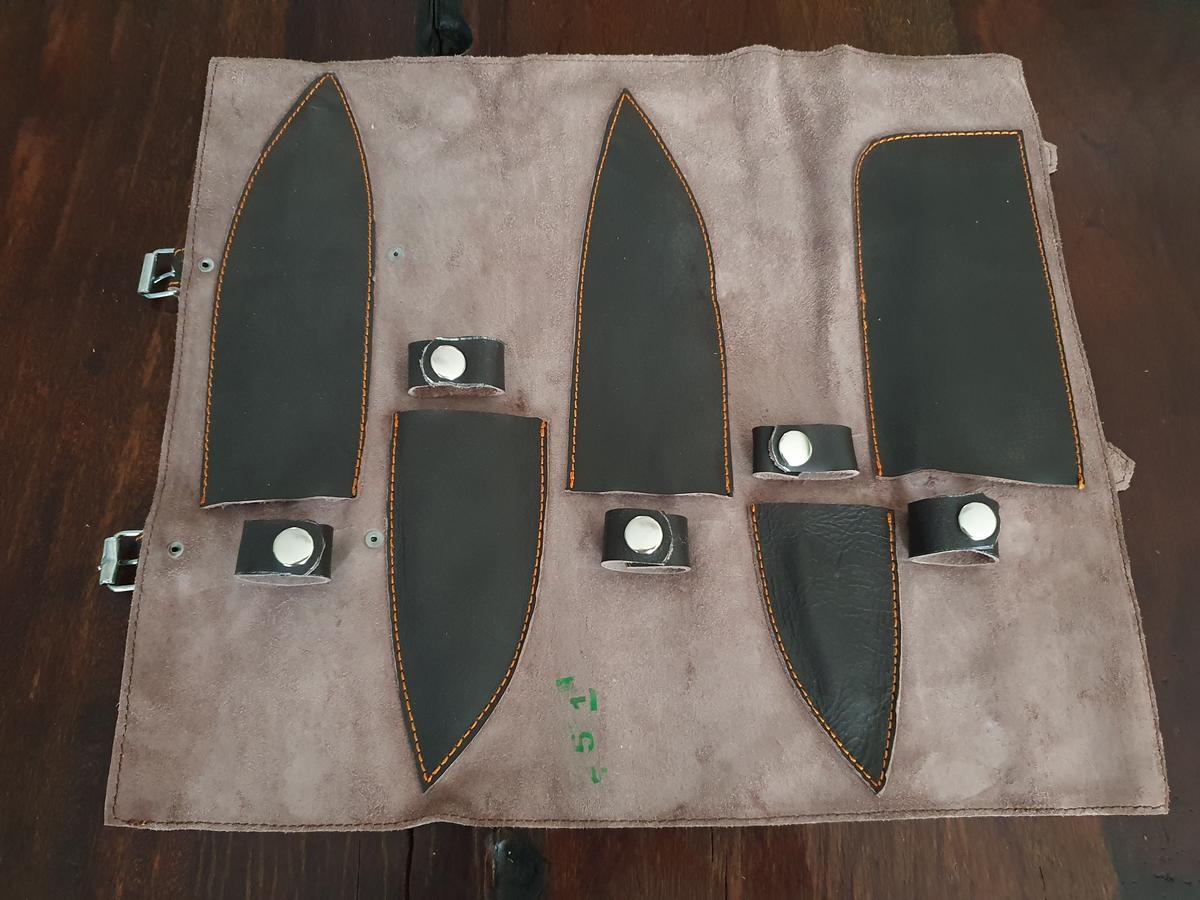 Kochset mit 5 Damast-Messer und brauner Lederrolle