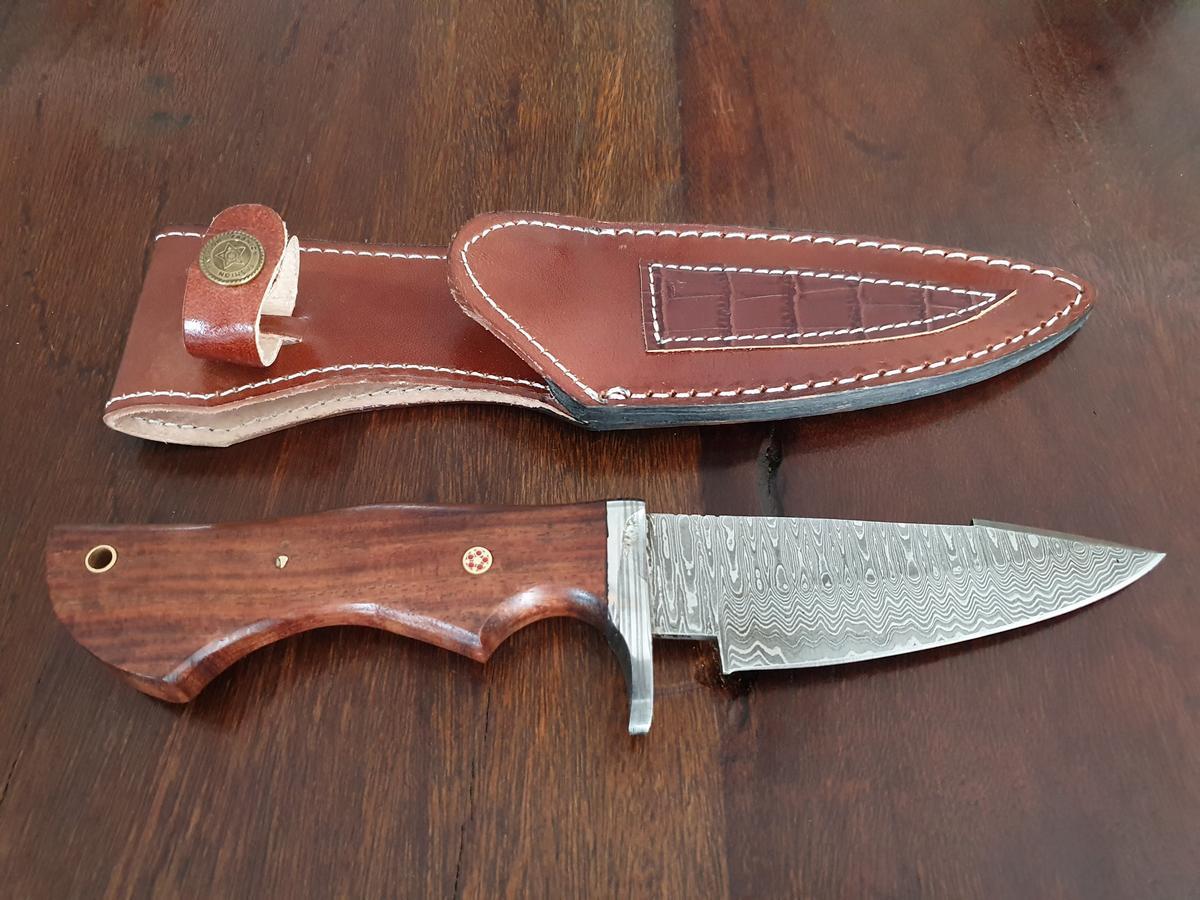 Damast Jagdmesser, Karbonstahl, rund 150 Lagen, charakteristische, rustikale Schmiedeoberfl&auml;che, Griff aus Holz, Gesamtl&auml;nge 260 mm, Klingenl&auml;nge 120 mm, Klingenst&auml;rke 4mm, Leder Messerscheide 165 mm L&auml;nge?d=2026-02-26 17:21:26