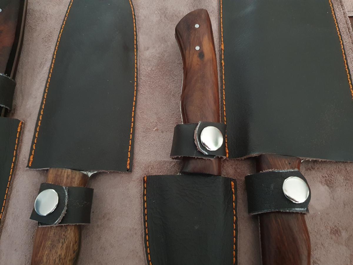 Kochset mit 5 Damast-Messer und brauner Lederrolle