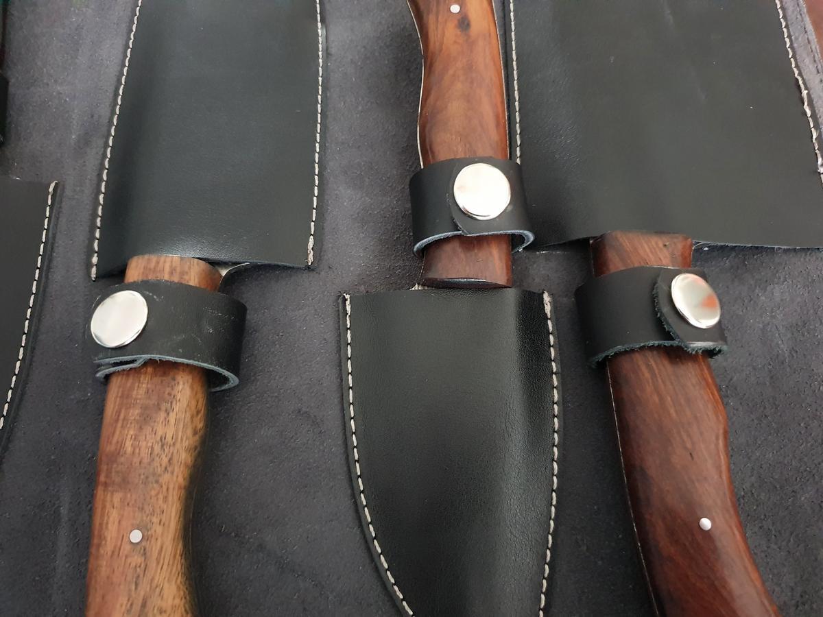 Kochset mit 5 Damast-Messer und schwarzer Lederrolle