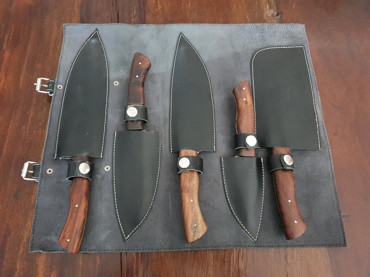 Kochset mit 5 Damast-Messer und schwarzer Lederrolle, Klinge Damaszener Stahl, rund 150 Lagen, charakteristische, rustikale Schmiedeoberfl&auml;che, Griff Holz braun, Gesamtl&auml;ngen 330 | 300 | 290 | 250 | 190 mm, Klingenl&auml;ngen 200 | 180 | 160 | 130 | 90 mm, Kli