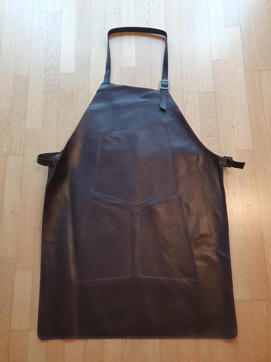 Ledersch&uuml;rze / Grillsch&uuml;rze, vorne 3 Taschen, Metallverschl&uuml;sse f&uuml;r H&auml;ft- und Nackengurt, Sch&uuml;rze aus 1mm Leder, wenig Gewicht, Gurte aus 3mm Leder (verst&auml;rkt) f&uuml;r lange Lebensdauer?d=2026-02-26 17:22:10