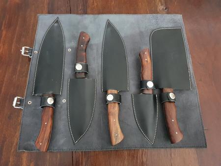 Kochset mit 5 Damast-Messer und schwarzer Lederrolle, Klinge Damaszener Stahl, rund 150 Lagen, charakteristische, rustikale Schmiedeoberfläche, Griff Holz braun, Gesamtlängen 330 | 300 | 290 | 250 | 190 mm, Klingenlängen 200 | 180 | 160 | 130 | 90 mm, Kli Kochset mit 5 Damast-Messer und schwarzer Lederrolle, Klinge Damaszener Stahl, rund 150 Lagen, charakteristische, rustikale Schmiedeoberfläche, Griff Holz braun, Gesamtlängen 330 | 300 | 290 | 250 | 190 mm, Klingenlängen 200 | 180 | 160 | 130 | 90 mm, Kli