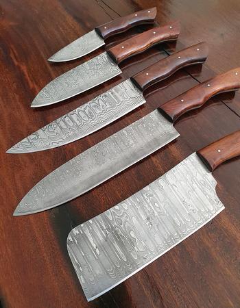 Kochset mit 5 Damast-Messer und schwarzer Lederrolle, Klinge Damaszener Stahl, rund 150 Lagen, charakteristische, rustikale Schmiedeoberfläche, Griff Holz braun, Gesamtlängen 330 | 300 | 290 | 250 | 190 mm, Klingenlängen 200 | 180 | 160 | 130 | 90 mm, Kli Kochset mit 5 Damast-Messer und schwarzer Lederrolle, Klinge Damaszener Stahl, rund 150 Lagen, charakteristische, rustikale Schmiedeoberfläche, Griff Holz braun, Gesamtlängen 330 | 300 | 290 | 250 | 190 mm, Klingenlängen 200 | 180 | 160 | 130 | 90 mm, Kli