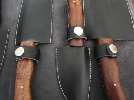 Kochset mit 5 Damast-Messer und schwarzer Lederrolle, Klinge Damaszener Stahl, rund 150 Lagen, charakteristische, rustikale Schmiedeoberfläche, Griff Holz braun, Gesamtlängen 330 | 300 | 290 | 250 | 190 mm, Klingenlängen 200 | 180 | 160 | 130 | 90 mm, Kli Kochset mit 5 Damast-Messer und schwarzer Lederrolle, Klinge Damaszener Stahl, rund 150 Lagen, charakteristische, rustikale Schmiedeoberfläche, Griff Holz braun, Gesamtlängen 330 | 300 | 290 | 250 | 190 mm, Klingenlängen 200 | 180 | 160 | 130 | 90 mm, Kli