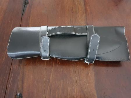 Kochset mit 5 Damast-Messer und schwarzer Lederrolle, Klinge Damaszener Stahl, rund 150 Lagen, charakteristische, rustikale Schmiedeoberfläche, Griff Holz braun, Gesamtlängen 330 | 300 | 290 | 250 | 190 mm, Klingenlängen 200 | 180 | 160 | 130 | 90 mm, Kli Kochset mit 5 Damast-Messer und schwarzer Lederrolle, Klinge Damaszener Stahl, rund 150 Lagen, charakteristische, rustikale Schmiedeoberfläche, Griff Holz braun, Gesamtlängen 330 | 300 | 290 | 250 | 190 mm, Klingenlängen 200 | 180 | 160 | 130 | 90 mm, Kli