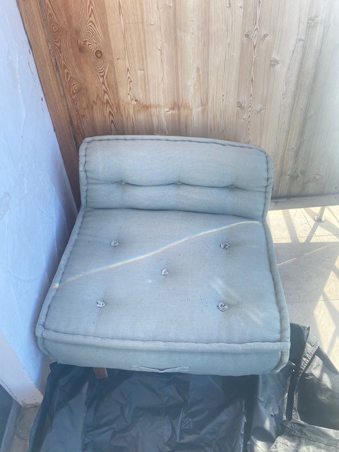 Rehbock am Holzschild