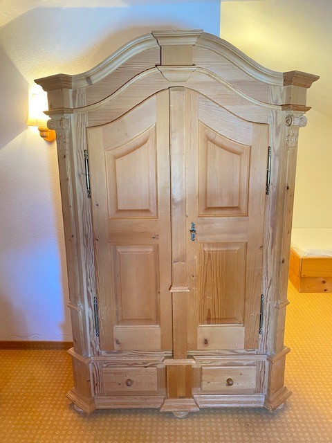 Kasten freistehend Vollholz mit Schnitzereien.?d=2026-02-27 17:42:00