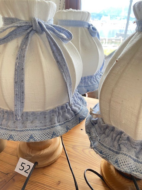 2 Gedrechselte Lampen Nachttisch mit Stoffschrim?d=2026-02-27 17:42:03